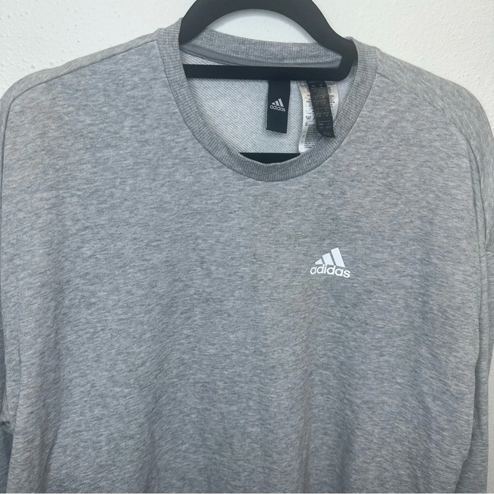 Adidas Gray Split Hem Crew Sweatshirt Size Medium - Picture 2 of 11